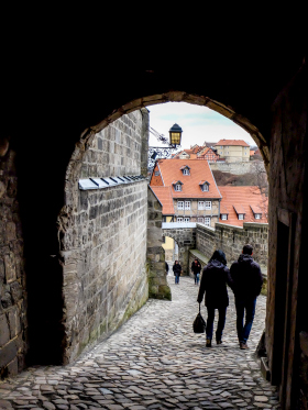 Blick durch den Torbogen zum Schlossberg in Quedlinburg